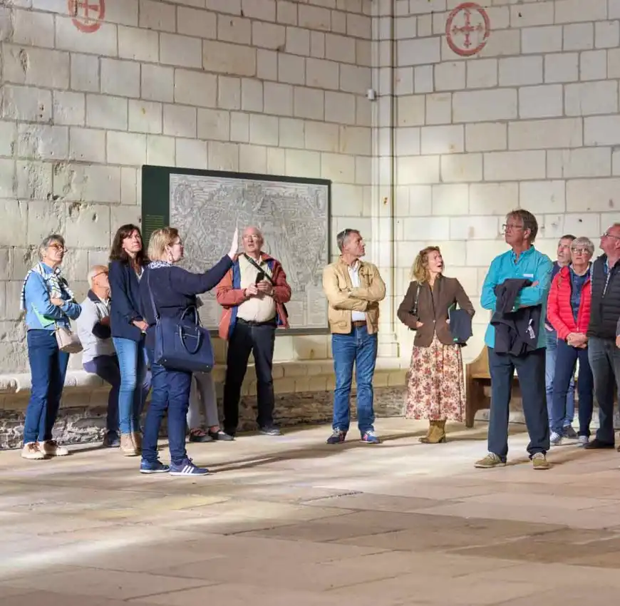 Groupe en visite guidée au Château d'Angers